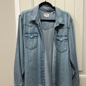 XL men’s Levi long sleeve denim shirt.